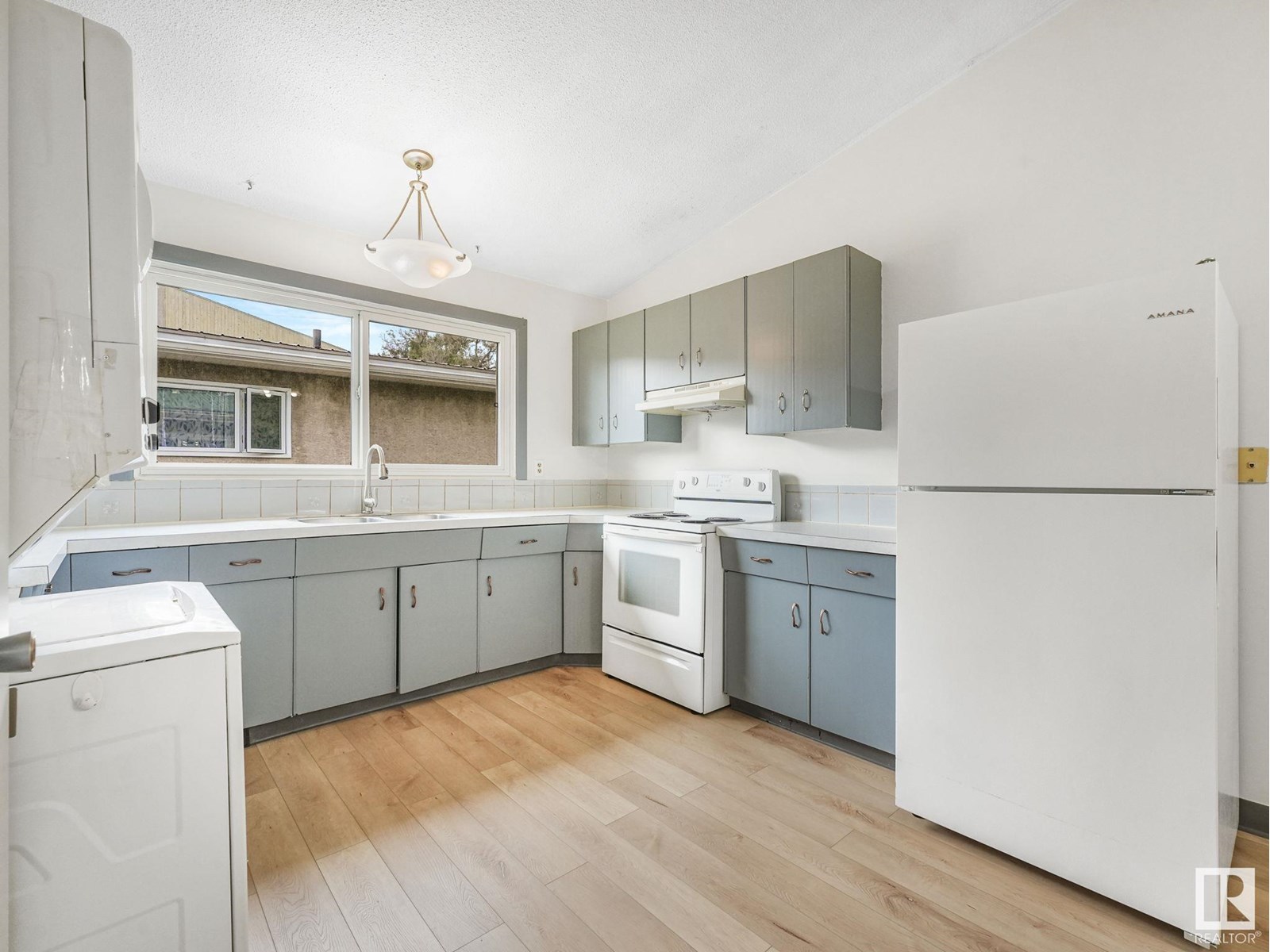 Photo 18 of 35 Grand Dr, Camrose AB