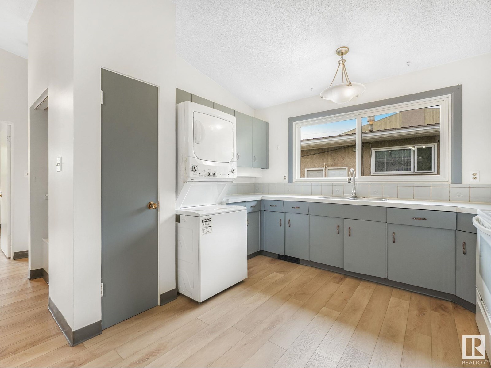 Photo 19 of 35 Grand Dr, Camrose AB