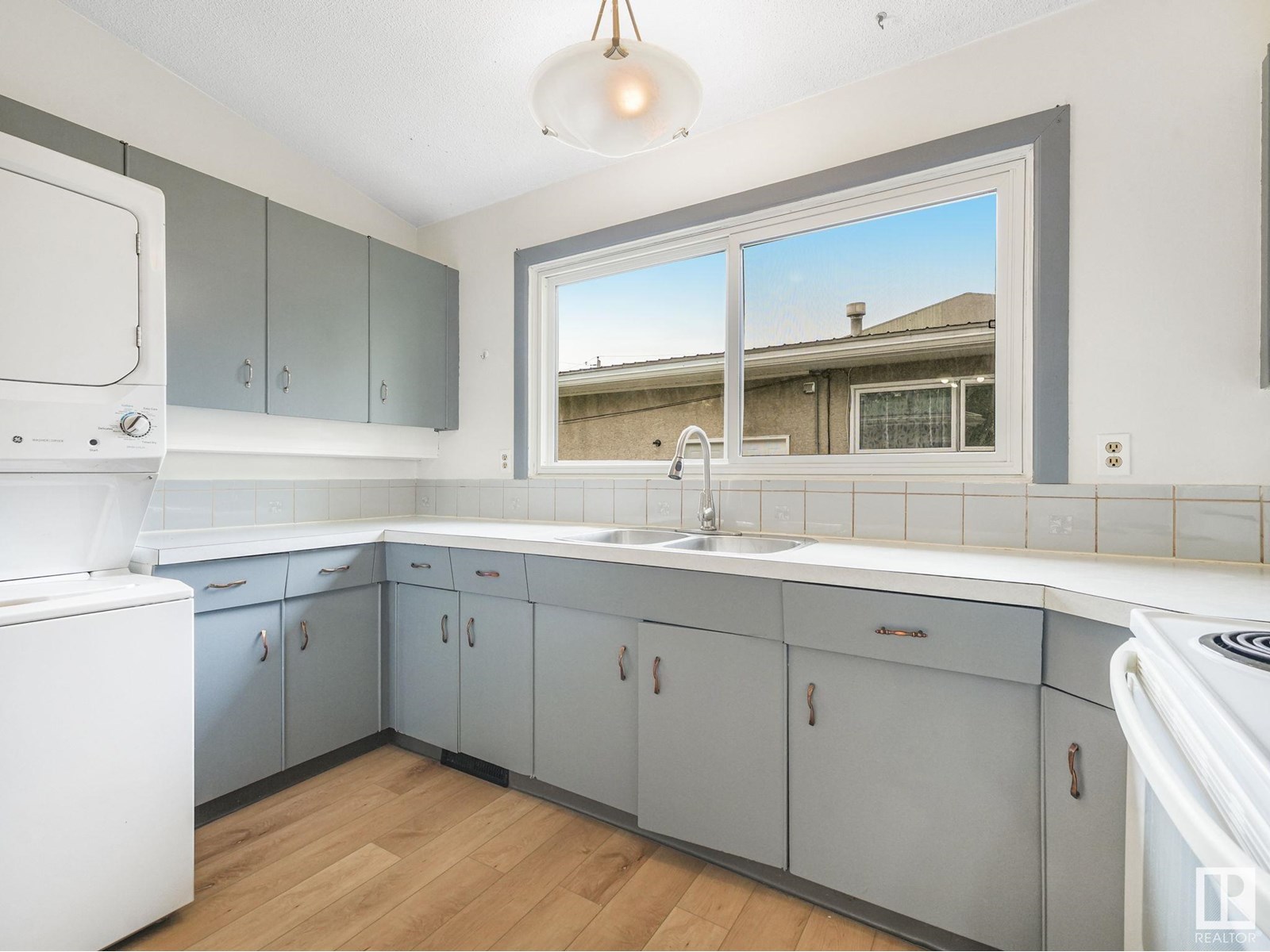 Photo 20 of 35 Grand Dr, Camrose AB