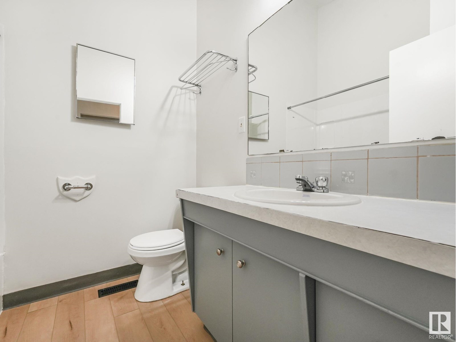 Photo 28 of 35 Grand Dr, Camrose AB