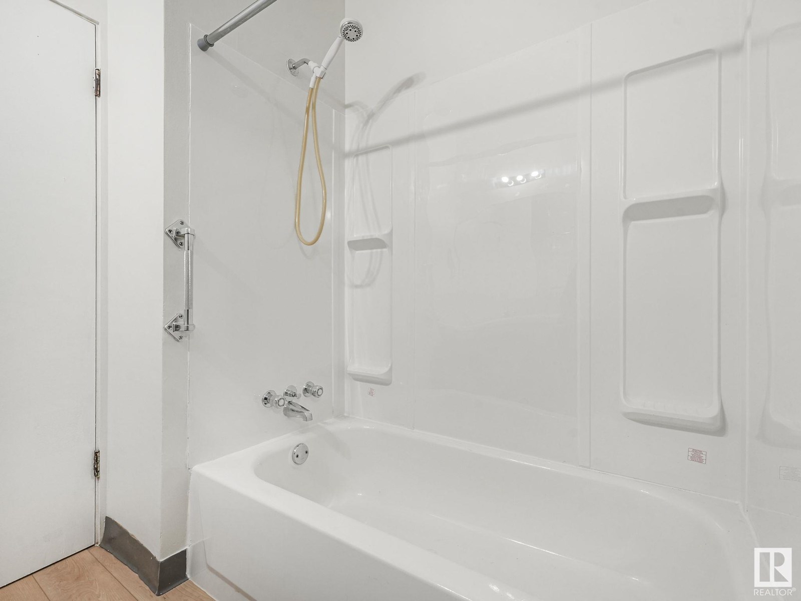 Photo 31 of 35 Grand Dr, Camrose AB