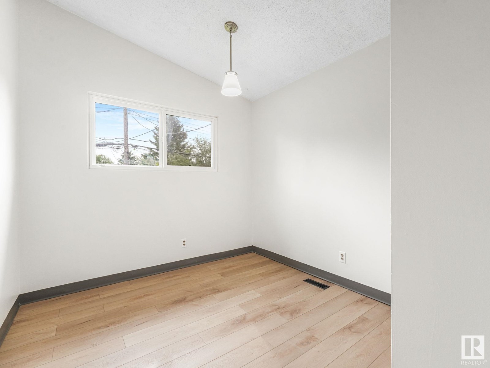 Photo 32 of 35 Grand Dr, Camrose AB