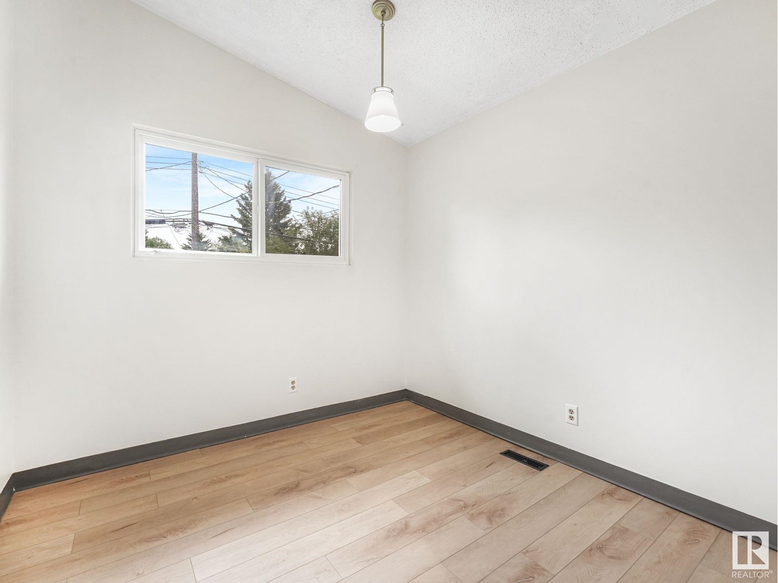Photo 33 of 35 Grand Dr, Camrose AB