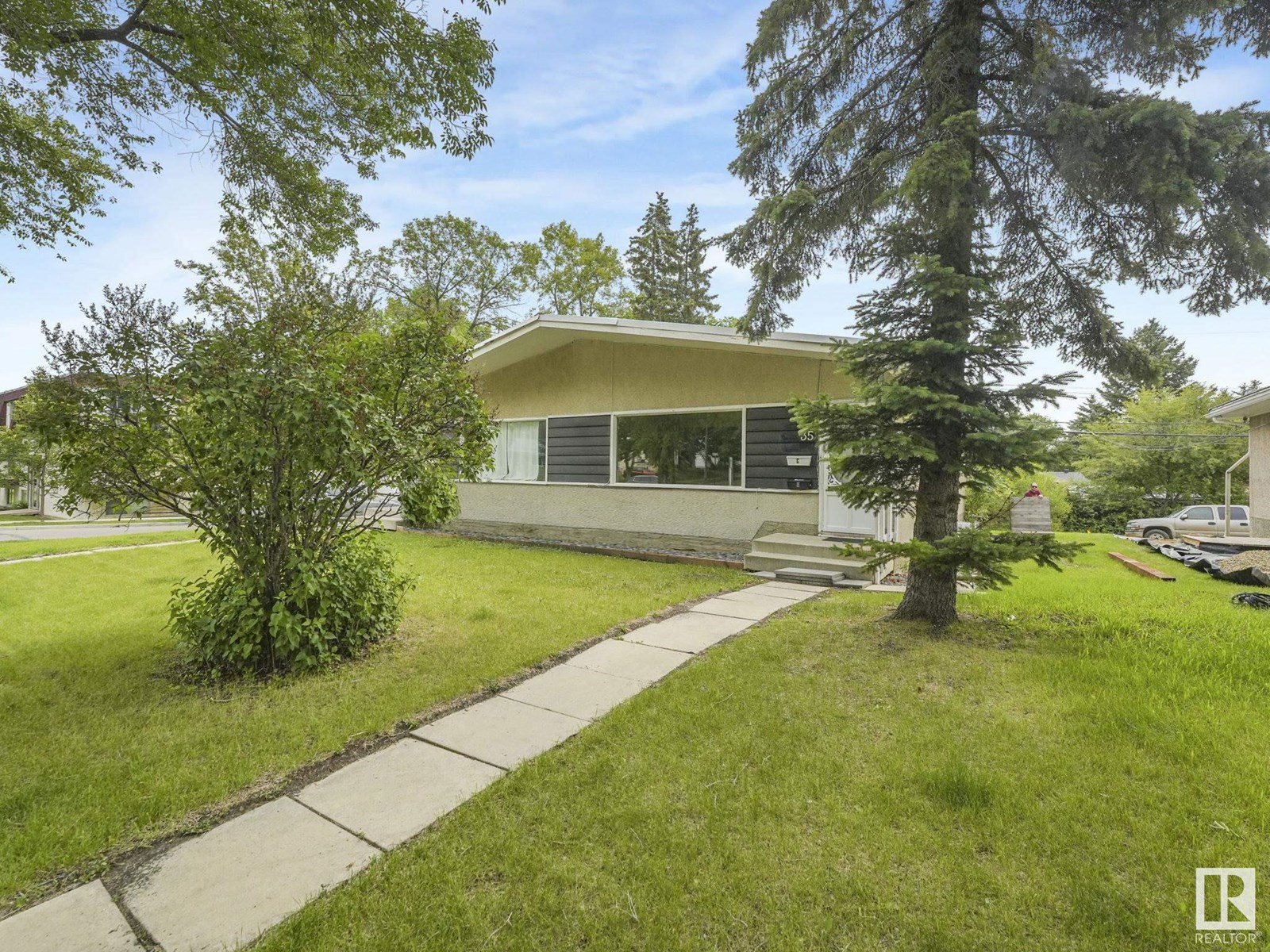 Photo 5 of 35 Grand Dr, Camrose AB