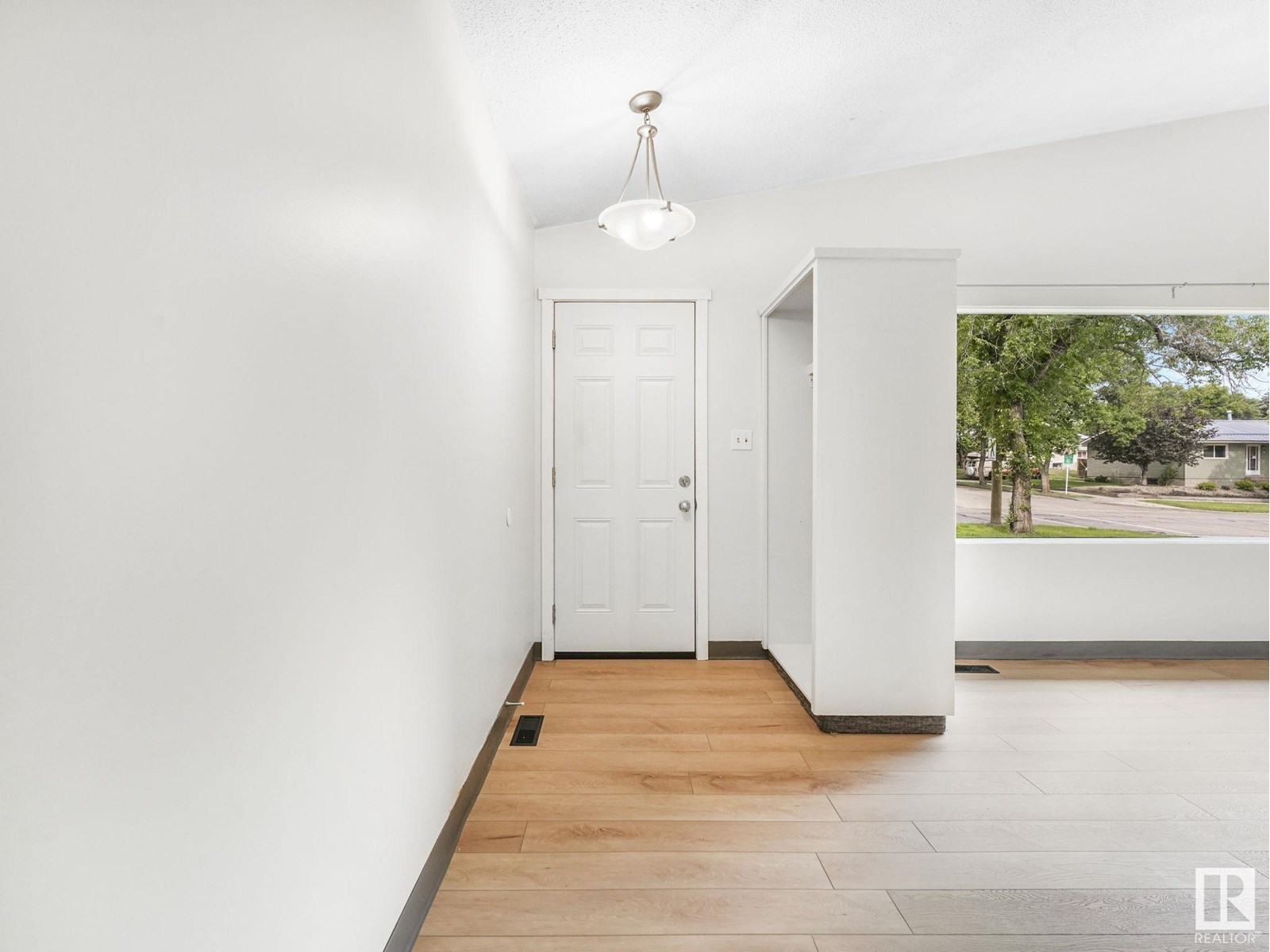 Photo 9 of 35 Grand Dr, Camrose AB