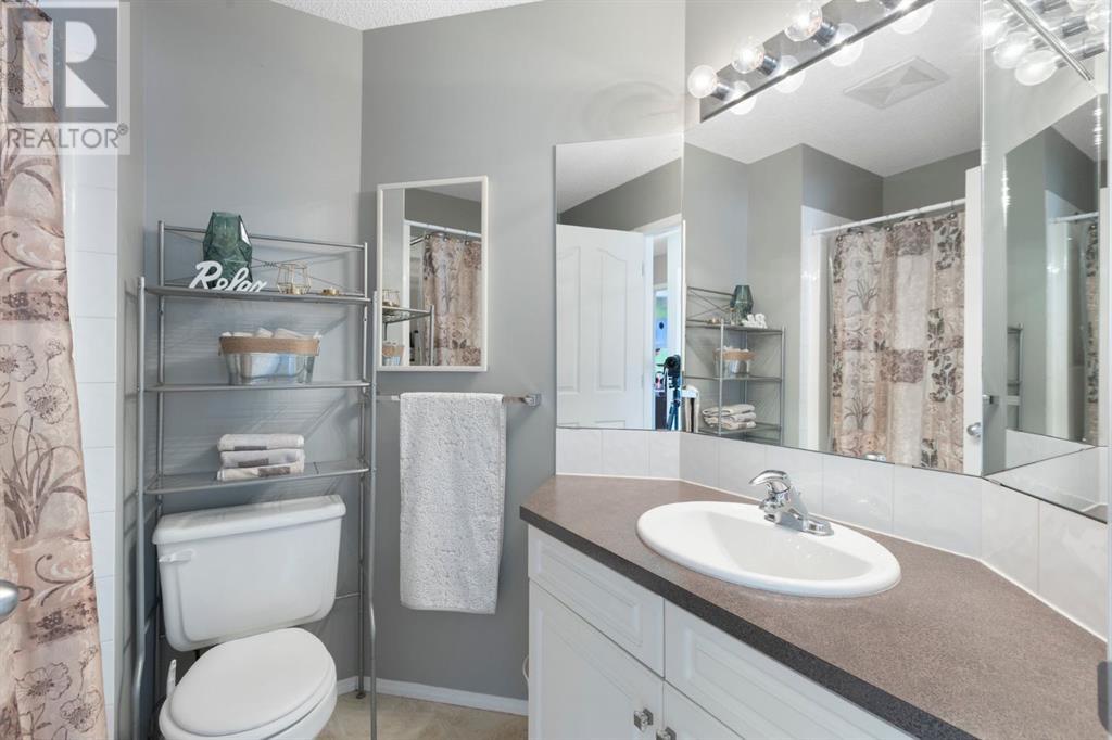 Single Family House for Sale in  Somerglen Close SW Somerset Calgary 