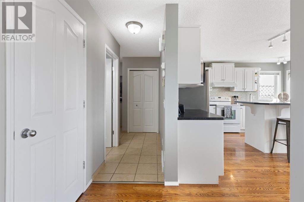 Single Family House for Sale in  Somerglen Close SW Somerset Calgary 