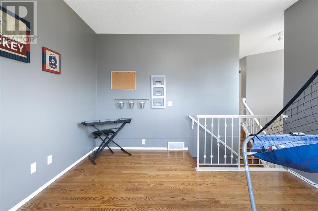 Single Family House for Sale in  Somerglen Close SW Somerset Calgary 