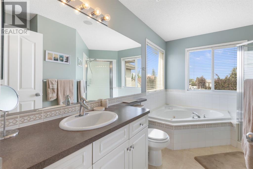 Single Family House for Sale in  Somerglen Close SW Somerset Calgary 