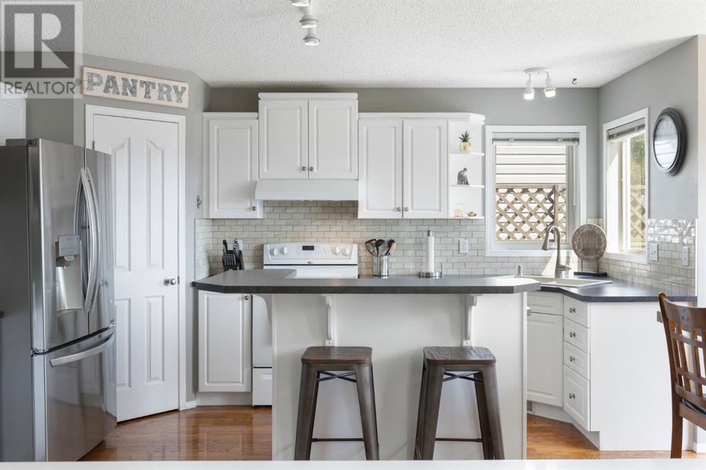Single Family House for Sale in  Somerglen Close SW Somerset Calgary 