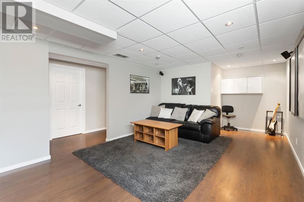 Single Family House for Sale in  Somerglen Close SW Somerset Calgary 