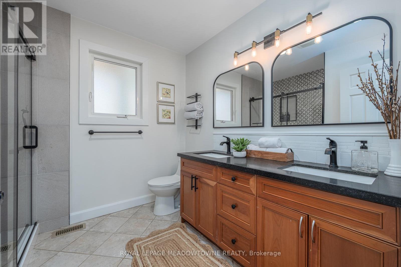 Photo 26 of 27 Tweedle Street, Halton Hills ON