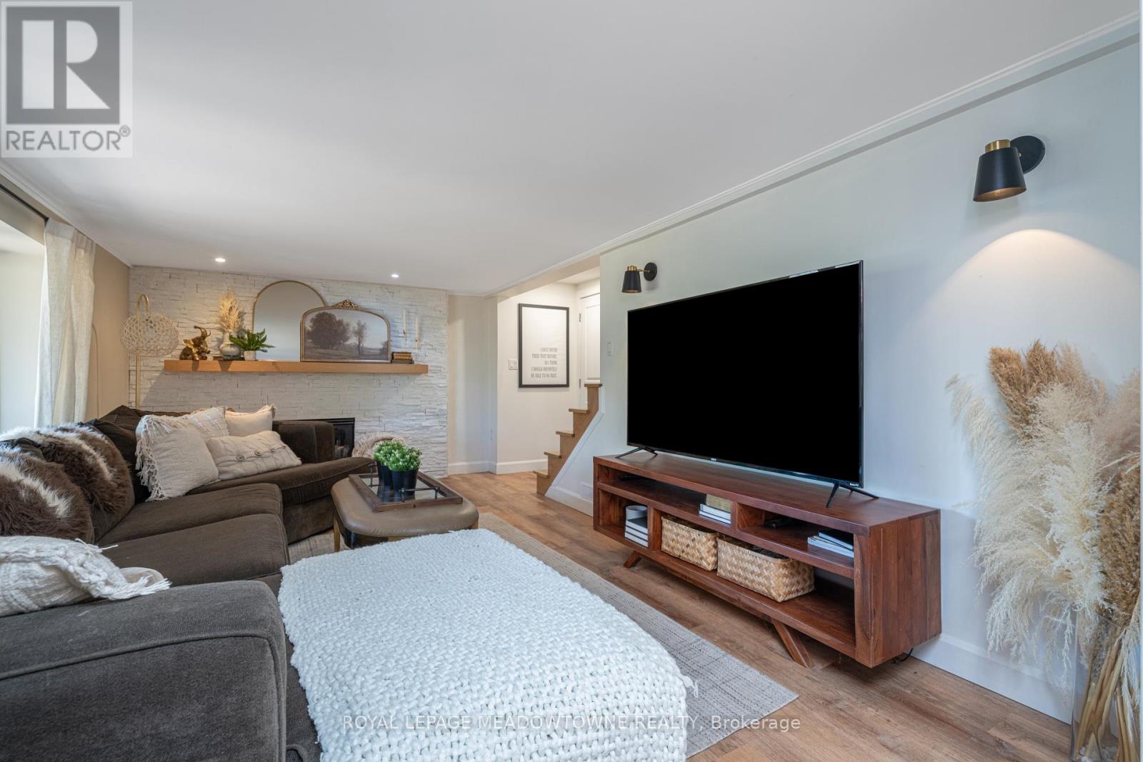 Photo 19 of 27 Tweedle Street, Halton Hills ON
