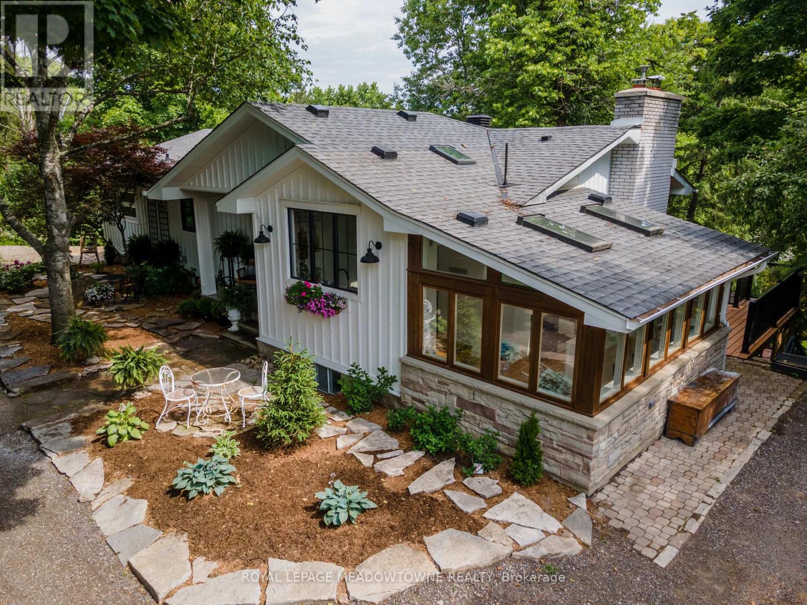 Photo 22 of 27 Tweedle Street, Halton Hills ON