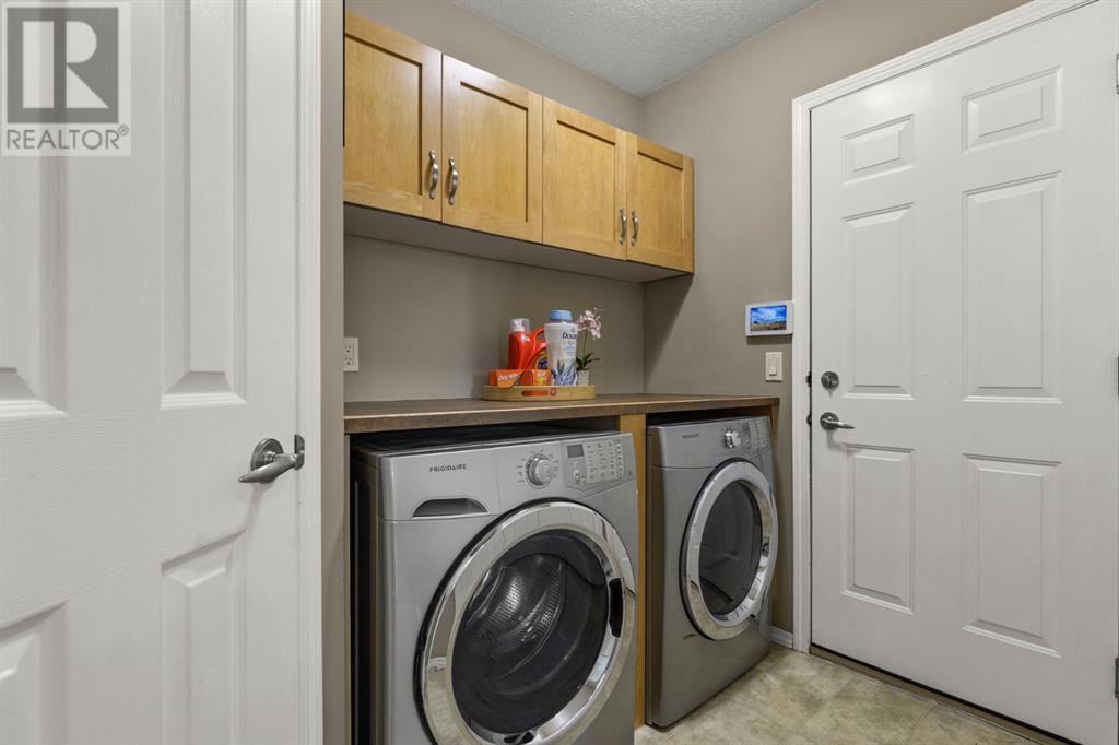 Single Family House for Sale in  Simcoe Crescent SW Signal Hill Calgary 