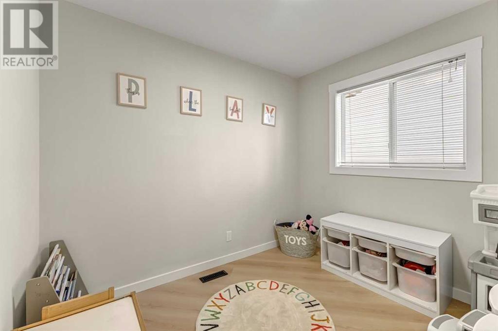Photo 14 of 35 Logan Close, Red Deer AB