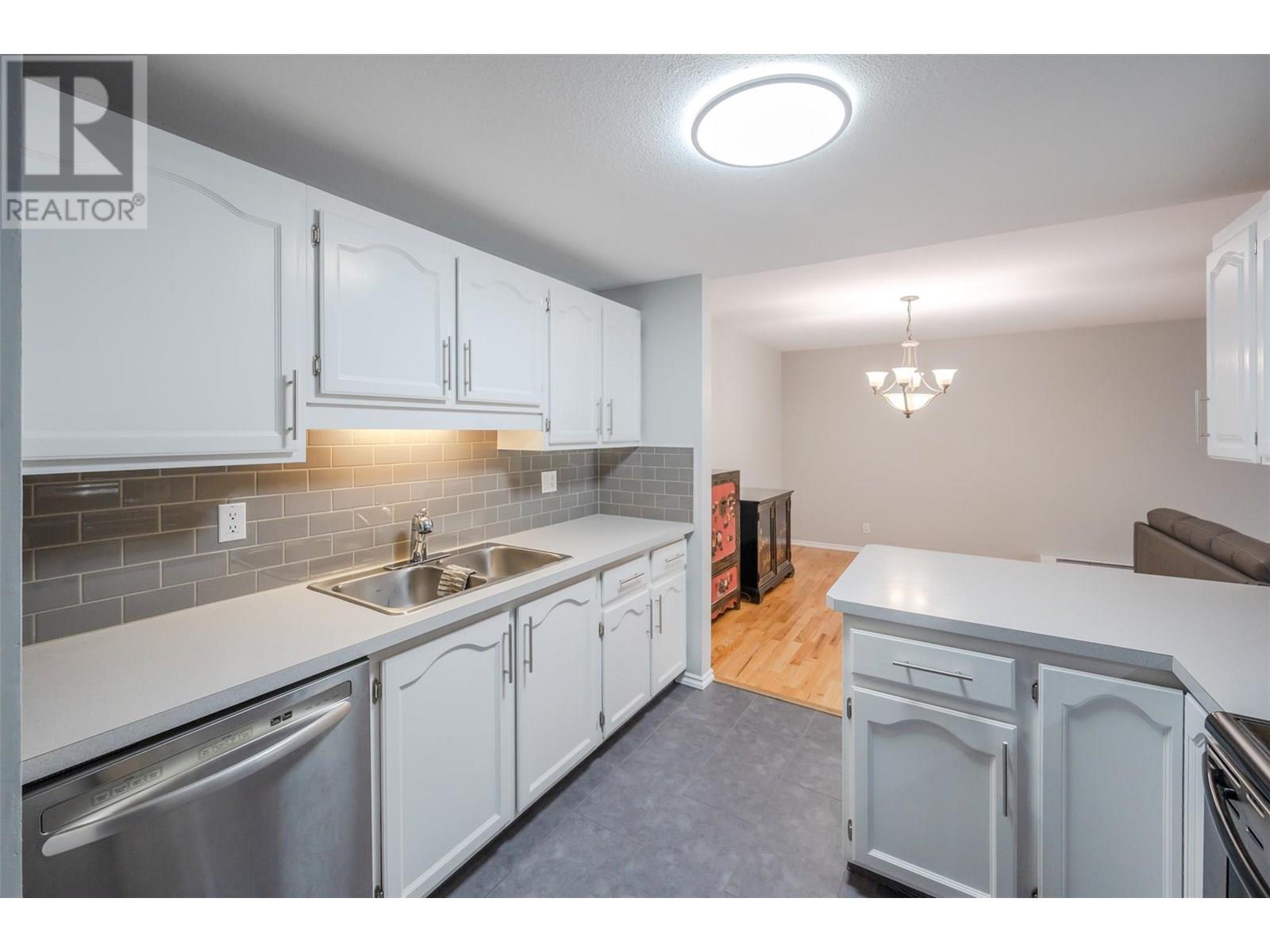 208 272 Green Avenue West, Penticton