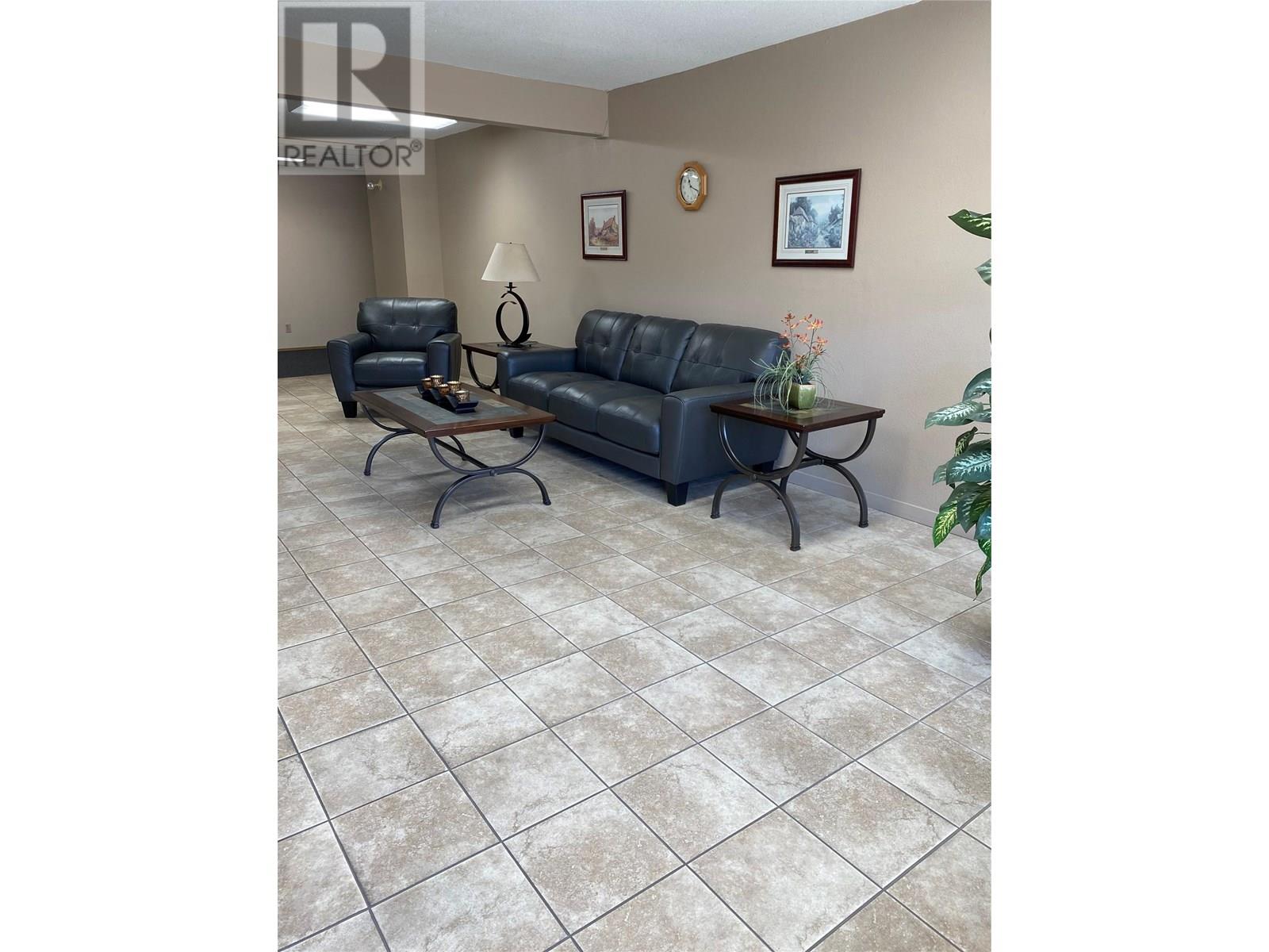 208 272 Green Avenue West, Penticton