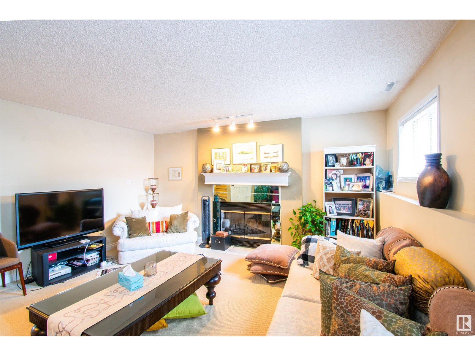Photo 6 of 3920 33 St Nw, Edmonton AB