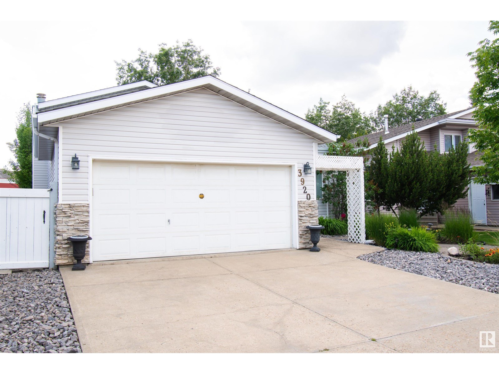Photo 24 of 3920 33 St Nw, Edmonton AB