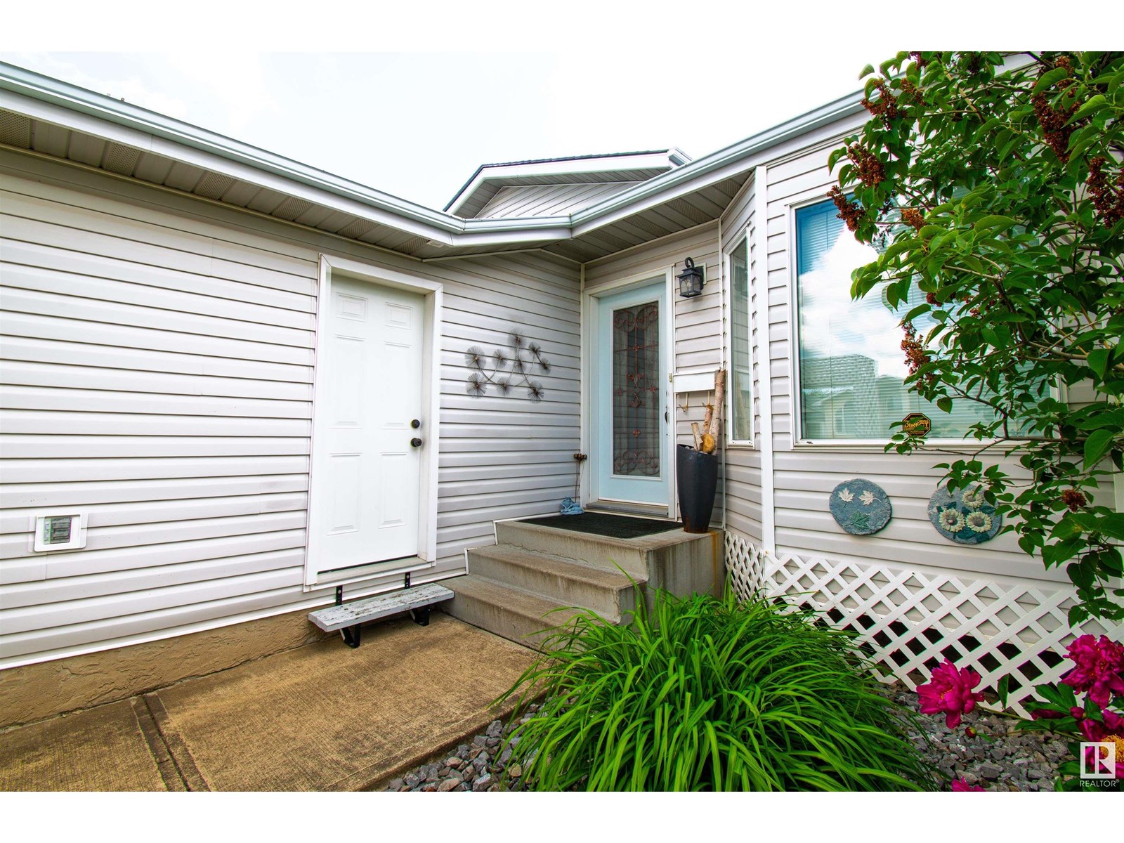 Photo 17 of 3920 33 St Nw, Edmonton AB