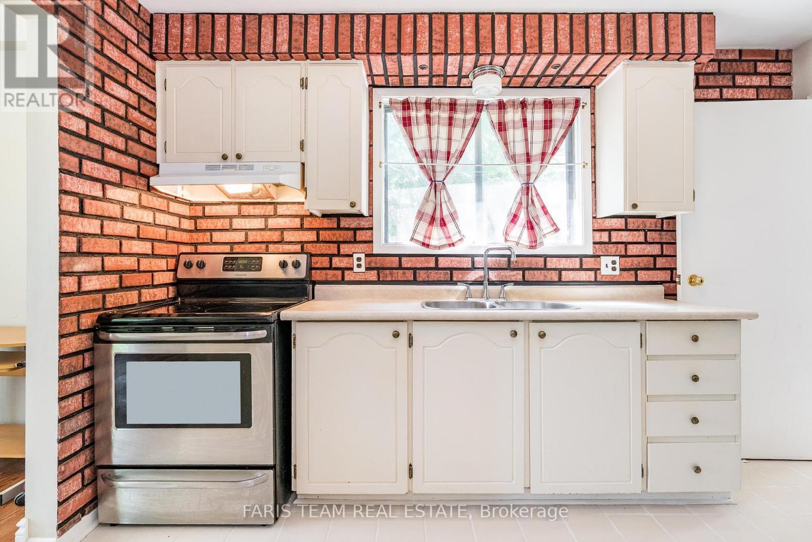 Photo 4 of 1059 Glen Mhor Crescent, Midland ON