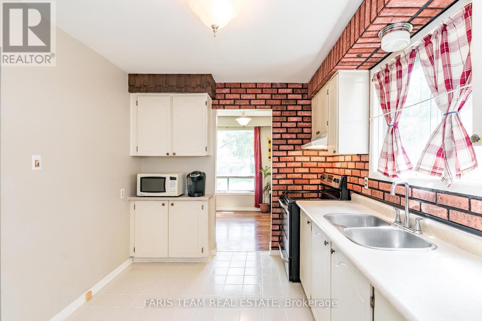 Photo 11 of 1059 Glen Mhor Crescent, Midland ON
