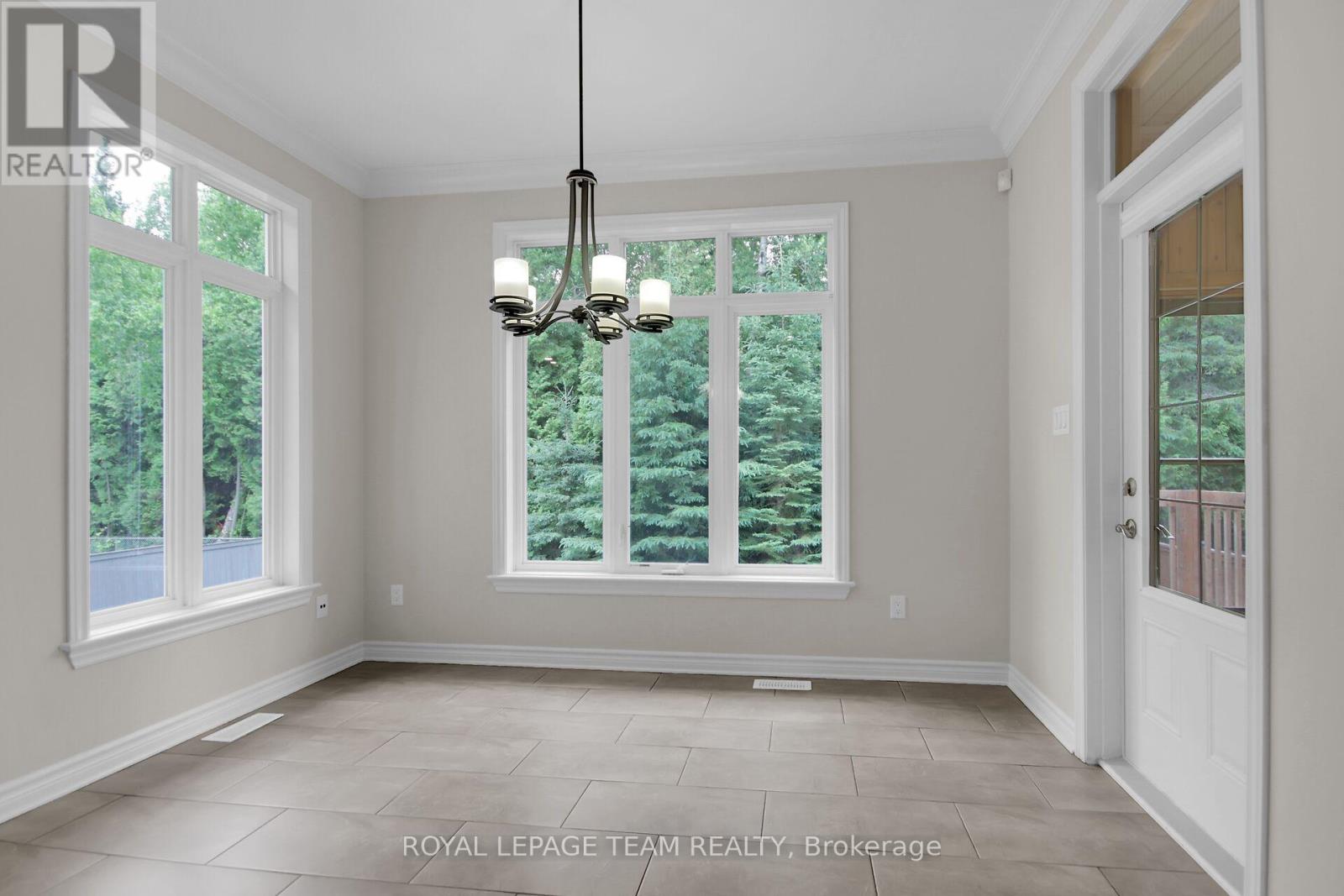 Photo 12 of 142 West Ridge Drive, Ottawa ON
