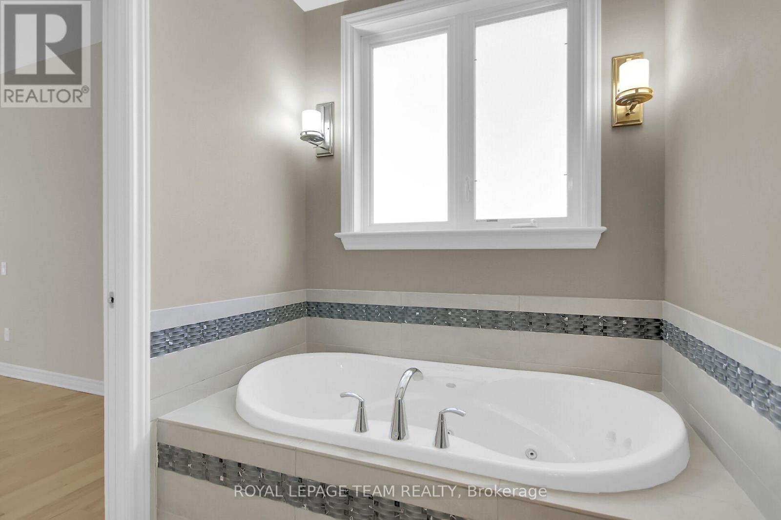 Photo 21 of 142 West Ridge Drive, Ottawa ON