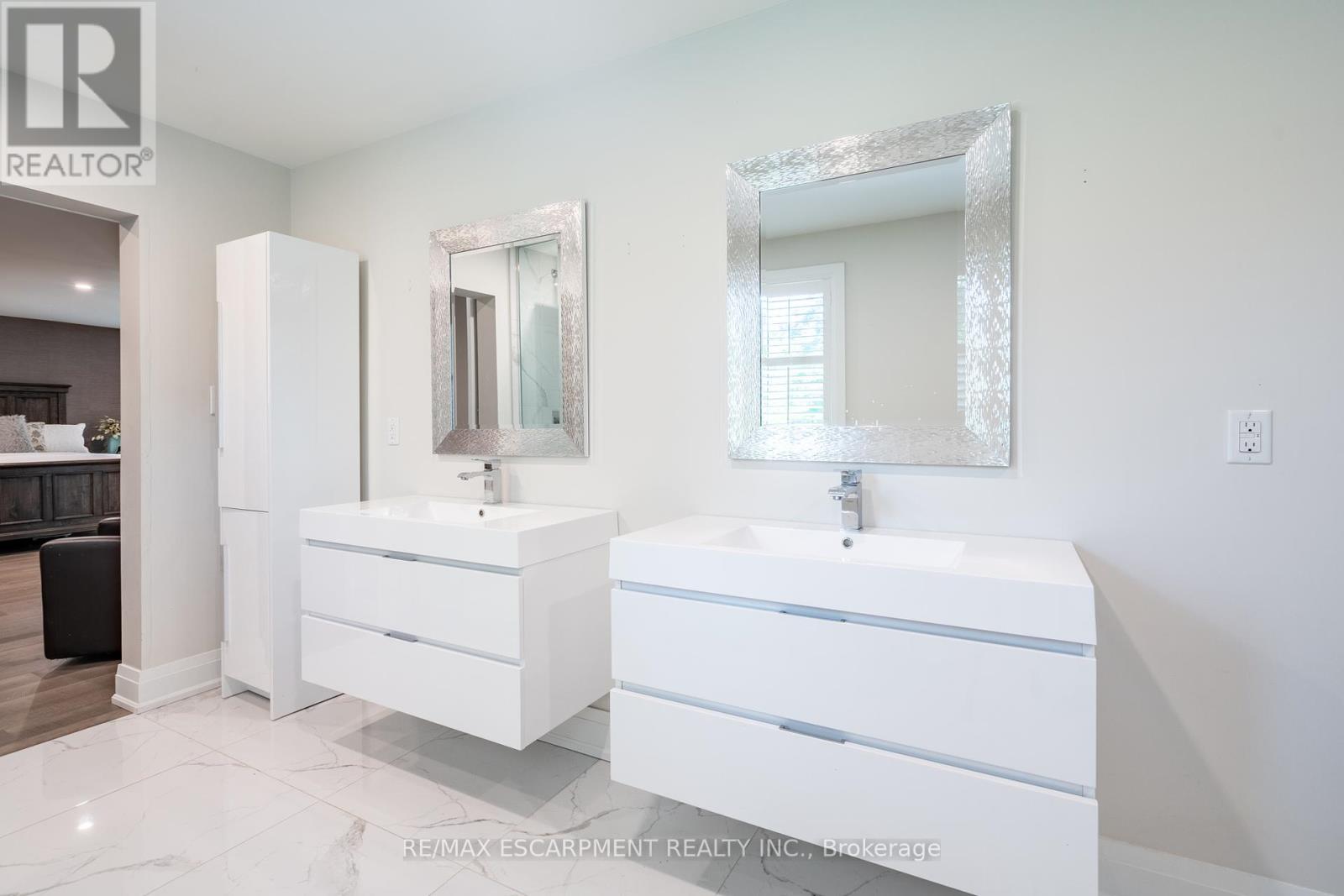 Photo 17 of 81 Flanders Drive, Hamilton ON