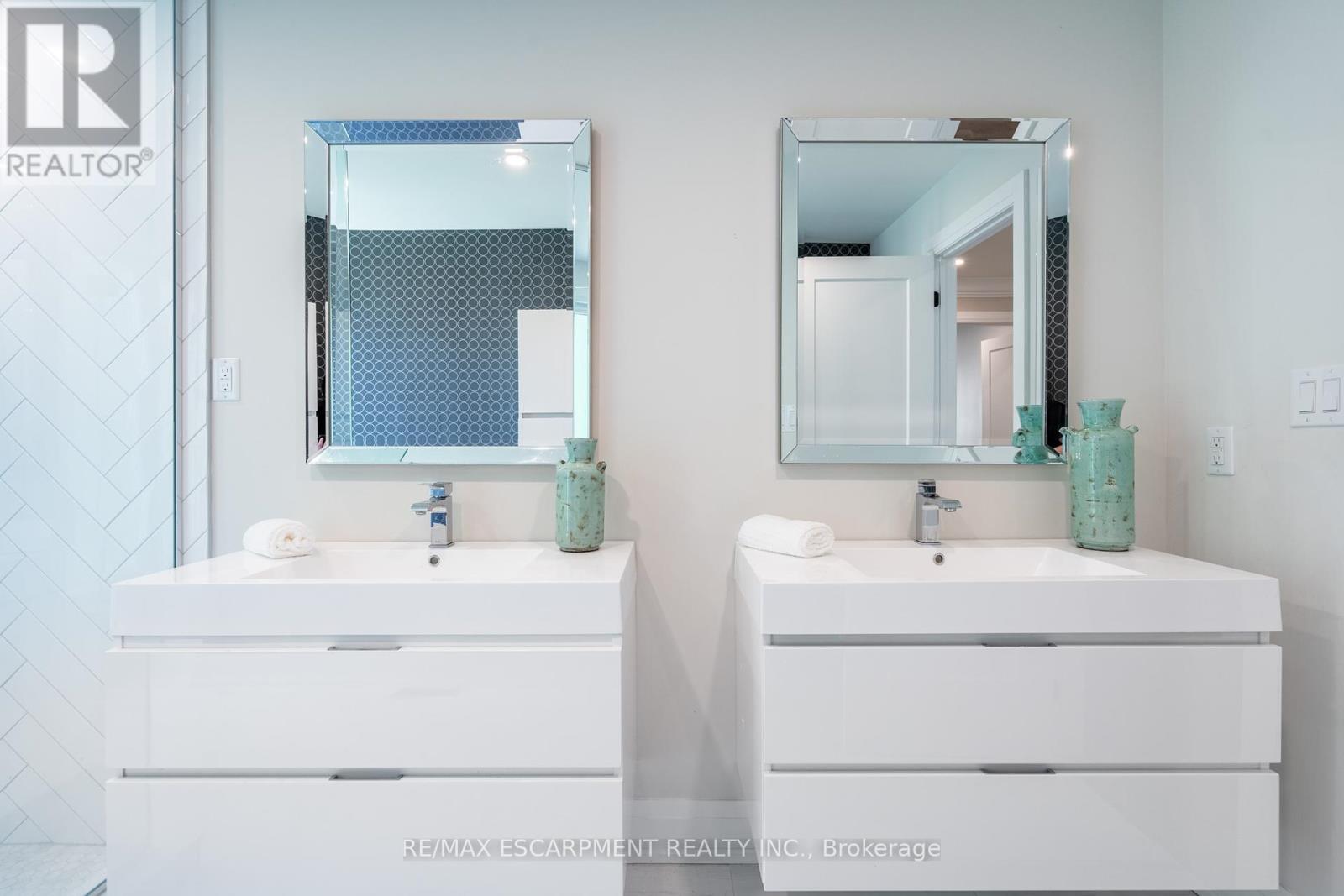 Photo 24 of 81 Flanders Drive, Hamilton ON