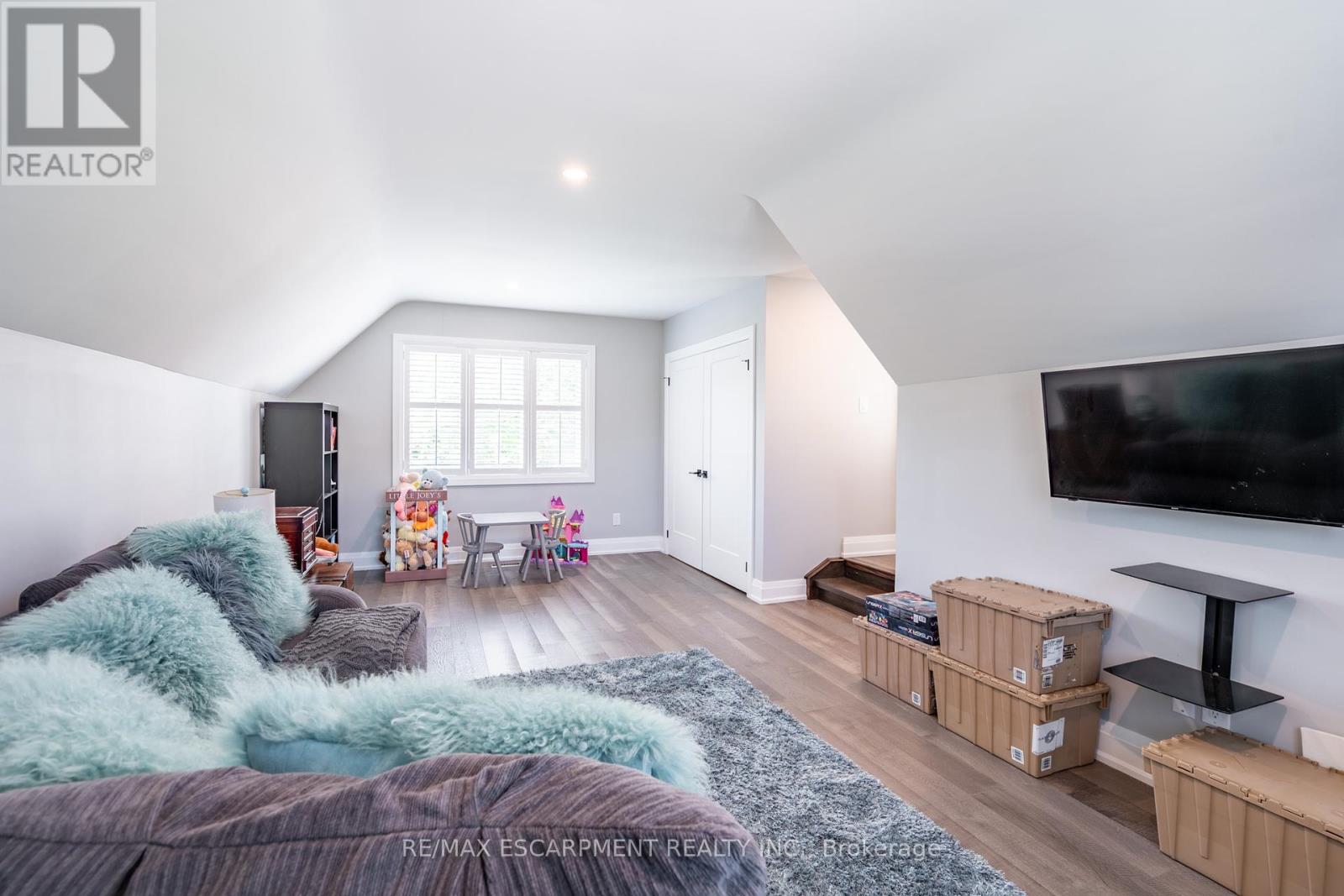 Photo 25 of 81 Flanders Drive, Hamilton ON