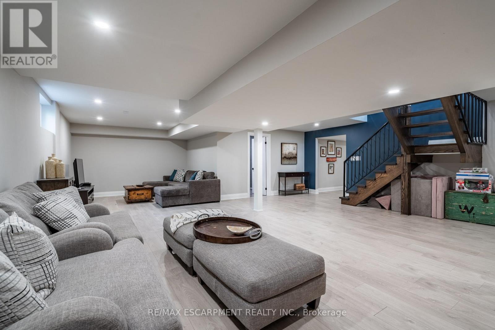 Photo 40 of 81 Flanders Drive, Hamilton ON