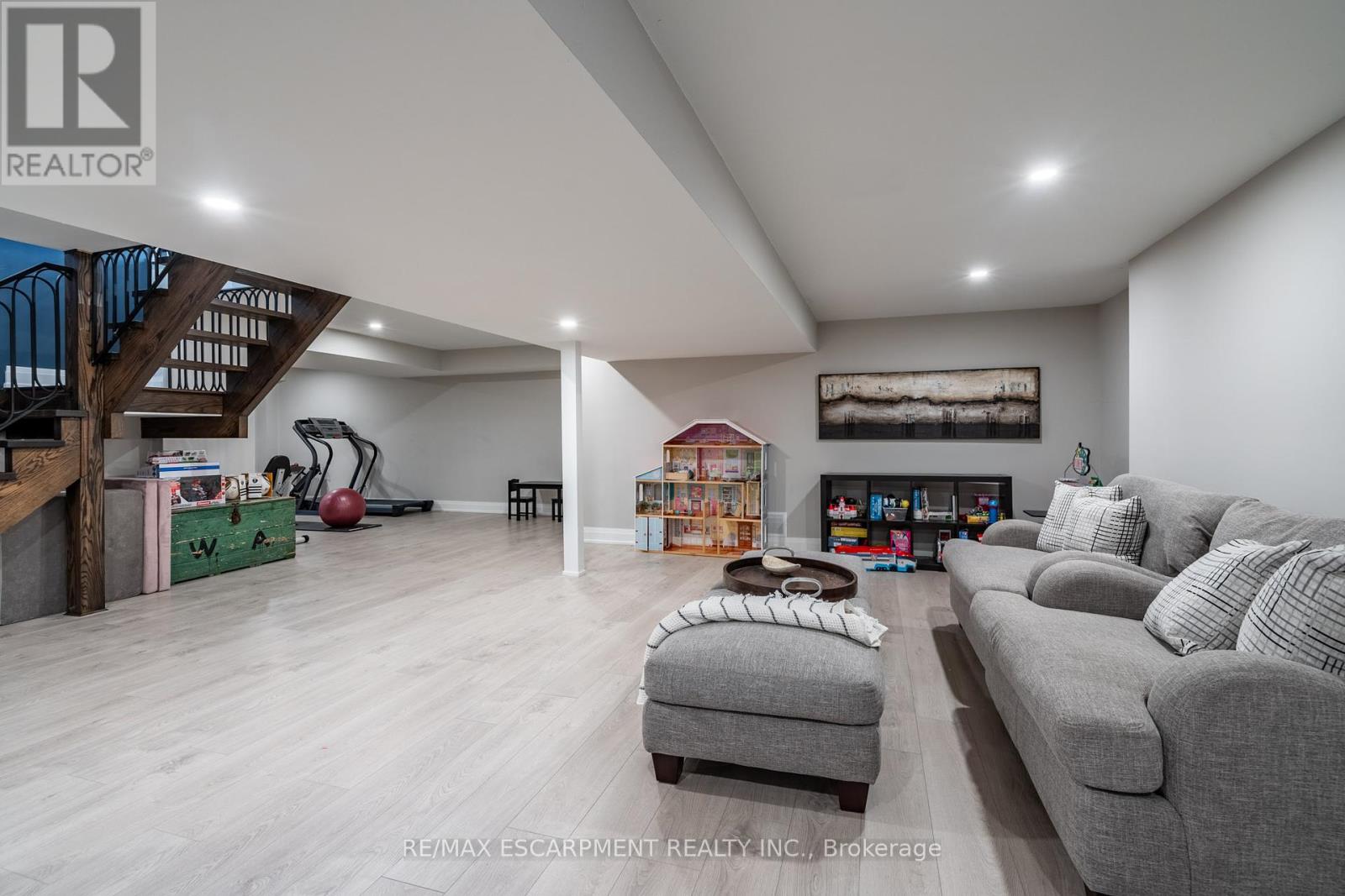 Photo 6 of 81 Flanders Drive, Hamilton ON
