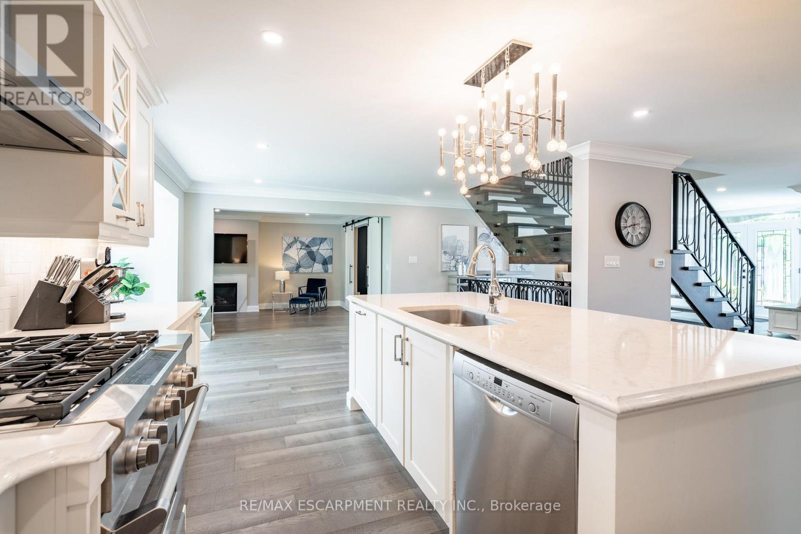 Photo 7 of 81 Flanders Drive, Hamilton ON