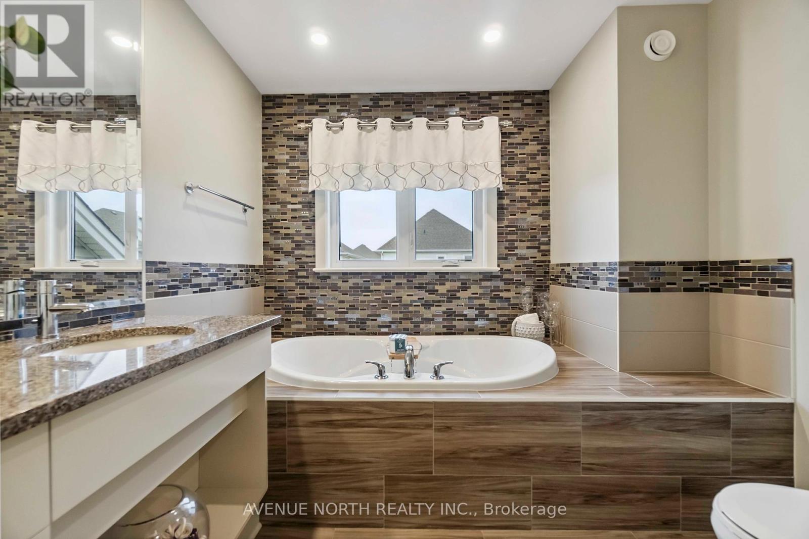 Photo 48 of 718 Bunchberry Way, Ottawa ON