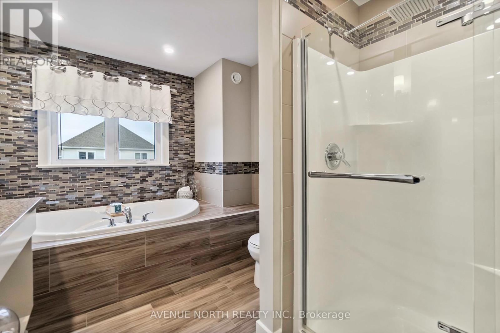 Photo 10 of 718 Bunchberry Way, Ottawa ON