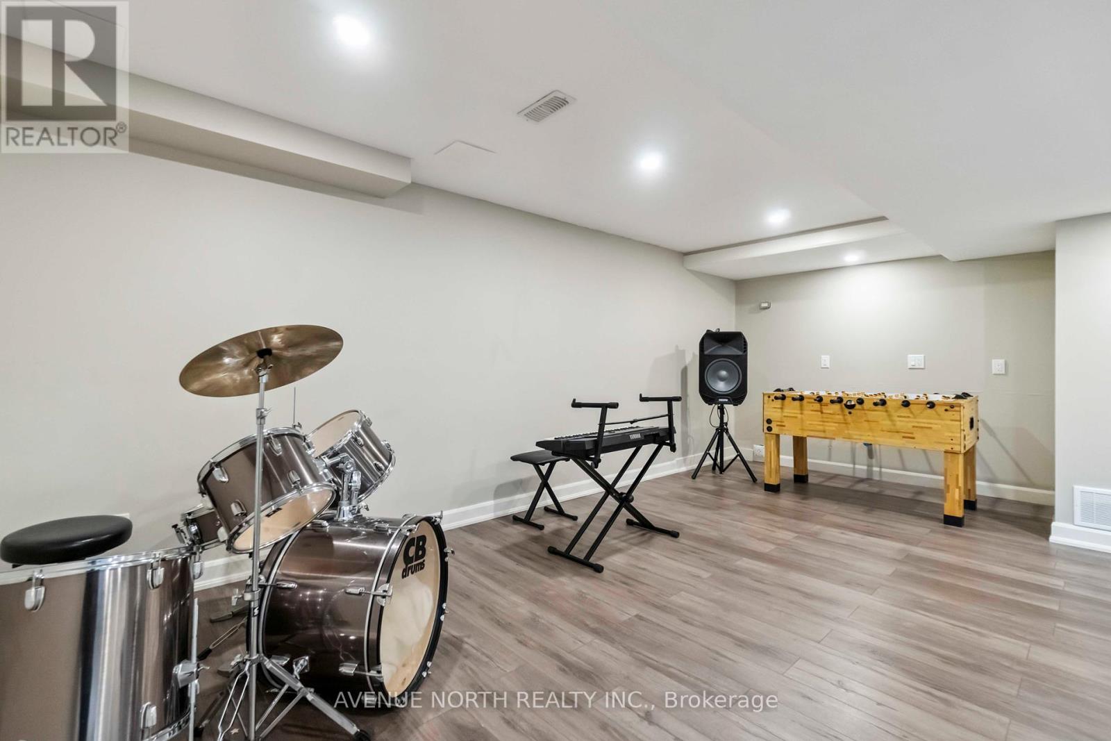 Photo 18 of 718 Bunchberry Way, Ottawa ON
