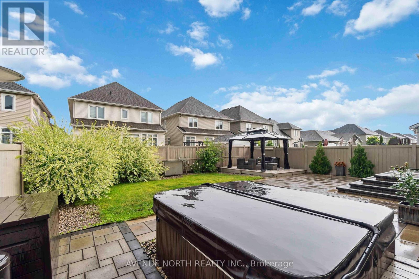 Photo 3 of 718 Bunchberry Way, Ottawa ON