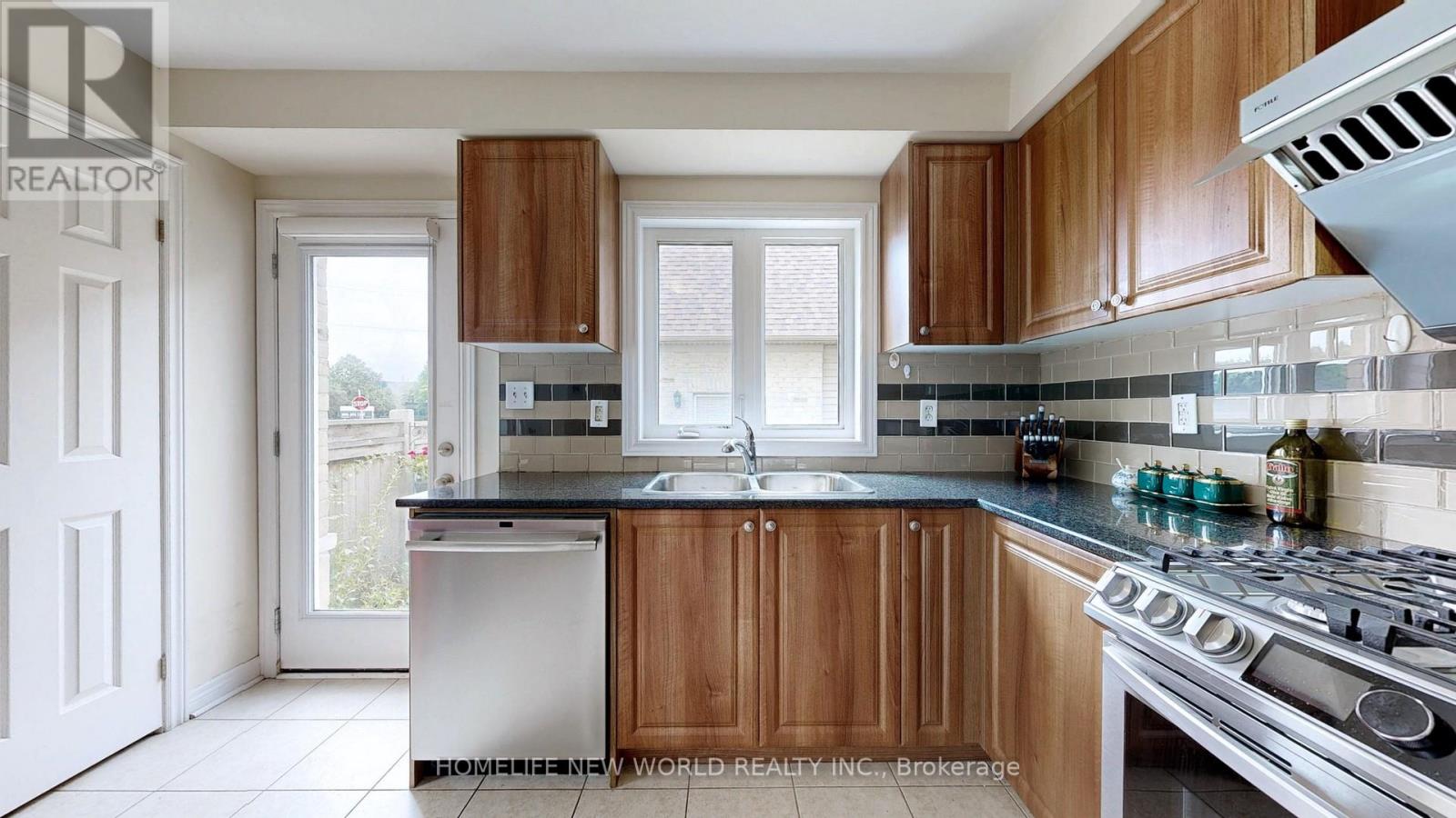 Photo 13 of 49 Kawneer Terrace, Toronto ON