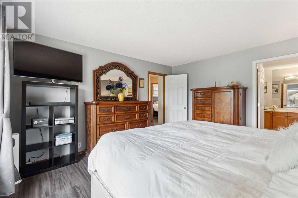 Single Family House for Sale in  Somerset Way SW Somerset Calgary 