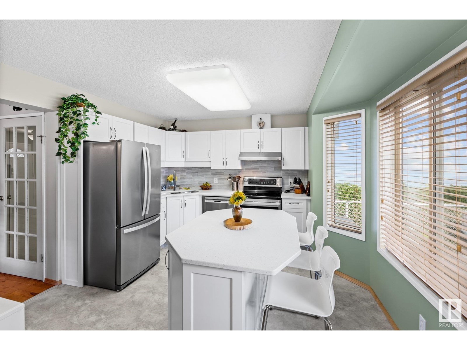 Photo 11 of 5827 162 B Av Nw, Edmonton AB
