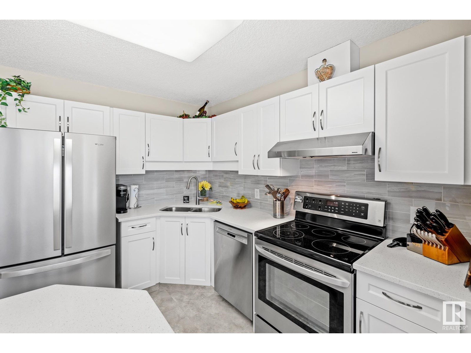 Photo 13 of 5827 162 B Av Nw, Edmonton AB