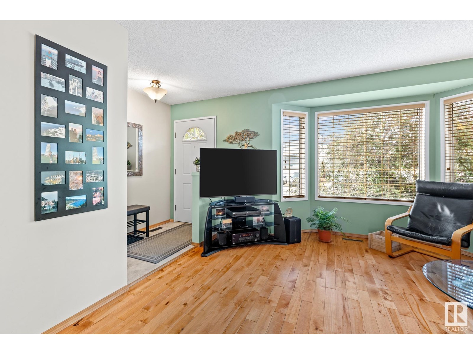 Photo 3 of 5827 162 B Av Nw, Edmonton AB