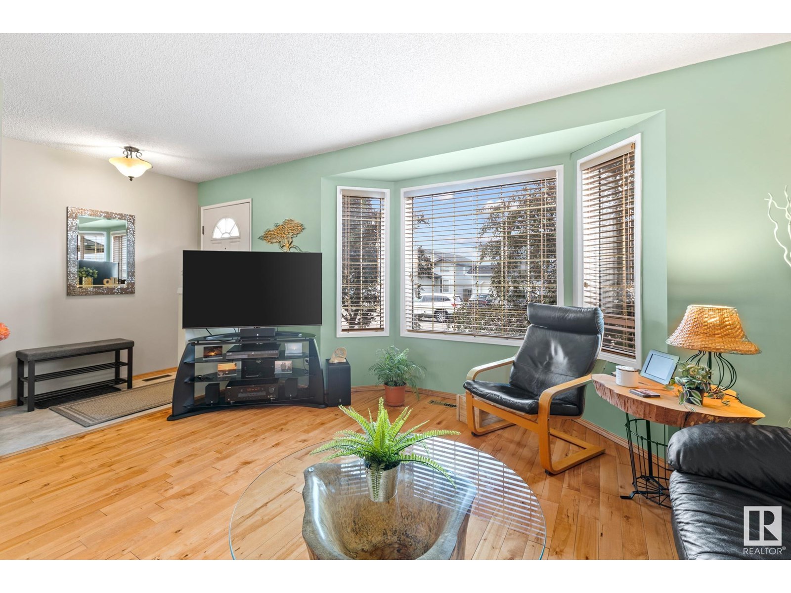 Photo 4 of 5827 162 B Av Nw, Edmonton AB