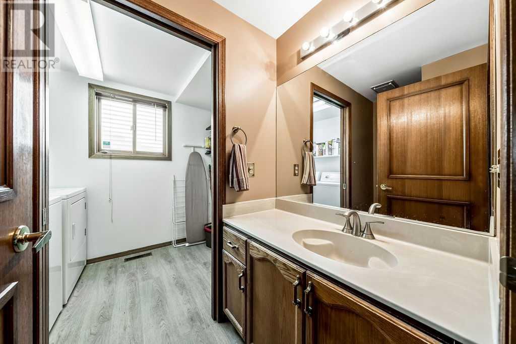 Single Family House for Sale in  Sandpiper Circle NW Sandstone Valley Calgary 