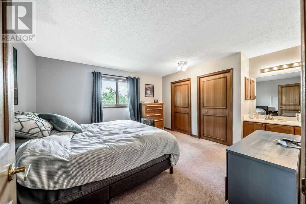 Single Family House for Sale in  Sandpiper Circle NW Sandstone Valley Calgary 