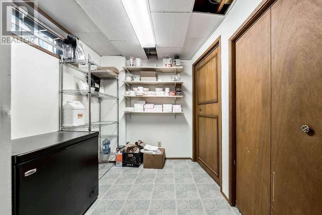 Single Family House for Sale in  Sandpiper Circle NW Sandstone Valley Calgary 