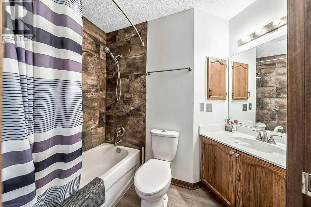 Single Family House for Sale in  Sandpiper Circle NW Sandstone Valley Calgary 