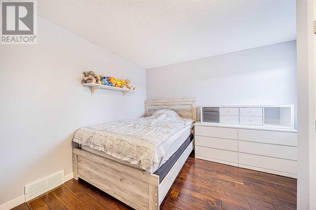 Single Family House for Sale in  Hawktree Green NW Hawkwood Calgary 